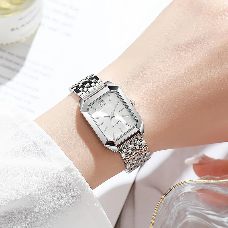A new, simple and versatile square ladies' watch with an ins style steel band and fashionable quartz watch
A new, simple and versatile square ladies' watch with an ins style steel band and fashionable quartz watch