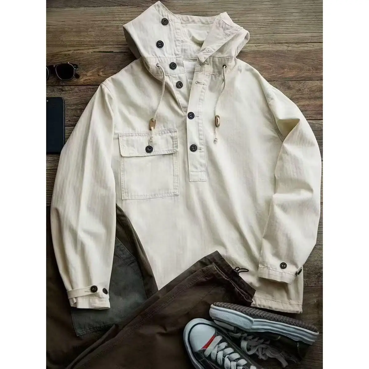 Ретро-ветровка в американском рабочем стиле с капюшоном для мужчин, весенняя трендовая модель из смесового хлопка и полиэстера, стандартный крой, худи с коротким рукавом.
Ретро-ветровка в американском рабочем стиле с капюшоном для мужчин, весенняя трендовая модель из смесового хлопка и полиэстера, стандартный крой, худи с коротким рукавом.