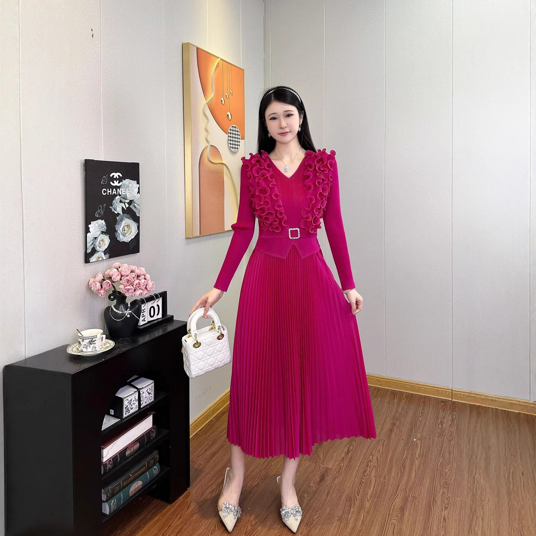 Miyake Pleated Women's Clothing African Loose Fashion High Sense Embroidered V-neck Dress 2025 Autumn New
Miyake Pleated Women's Clothing African Loose Fashion High Sense Embroidered V-neck Dress 2025 Autumn New