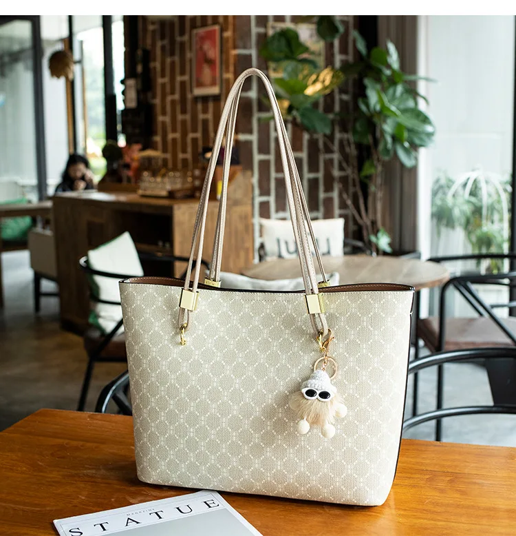 100% genuine leather bag fashionable and versatile large capacity tote bag simple light luxury design office worker tote bag
100% genuine leather bag fashionable and versatile large capacity tote bag simple light luxury design office worker tote bag