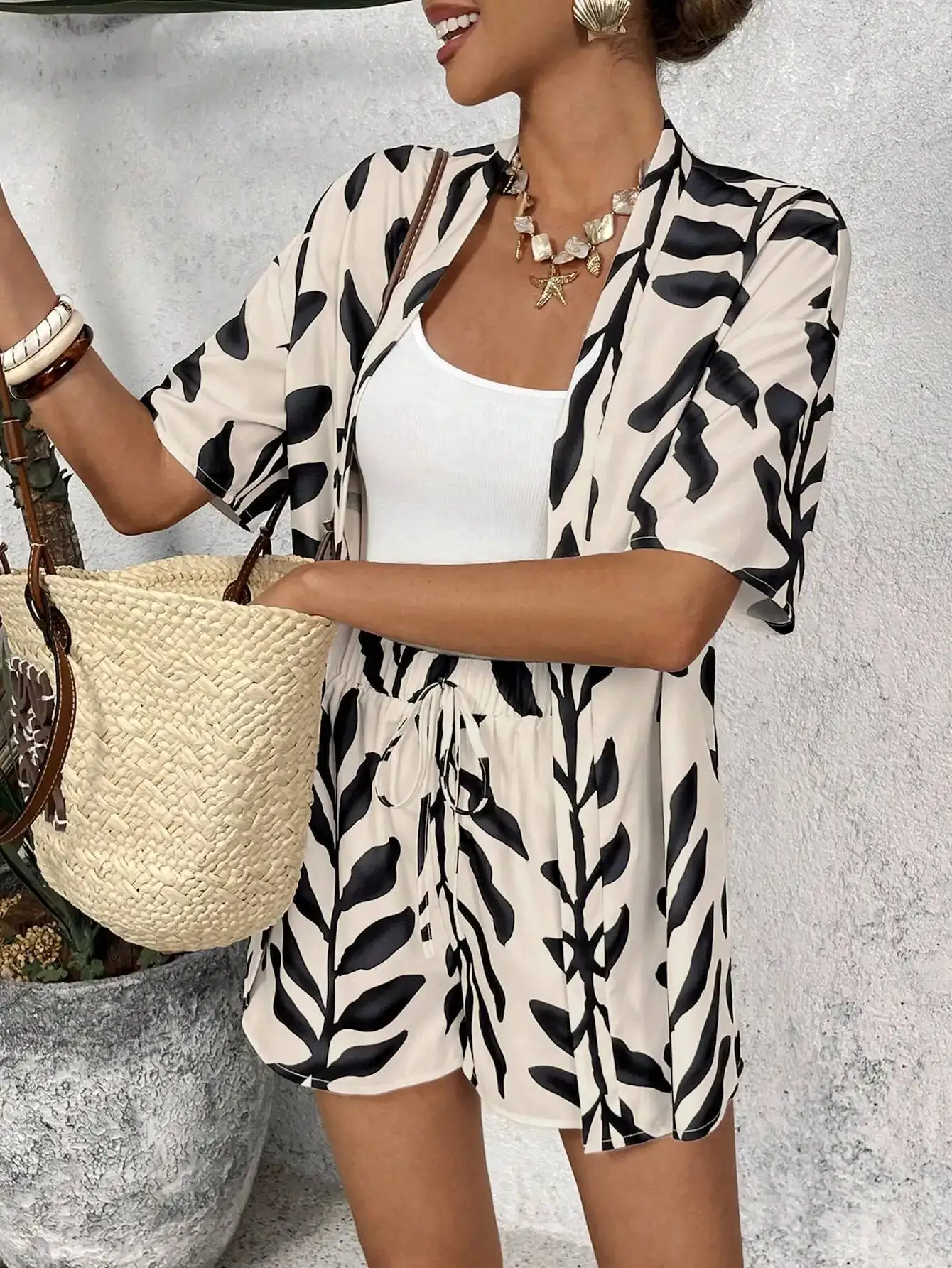 Lady Casual Geometric Blouse Holiday Loose Shorts Short Sets Woman 2 Piece Set Outfit Summer Women's Suit Good Selling
Lady Casual Geometric Blouse Holiday Loose Shorts Short Sets Woman 2 Piece Set Outfit Summer Women's Suit Good Selling