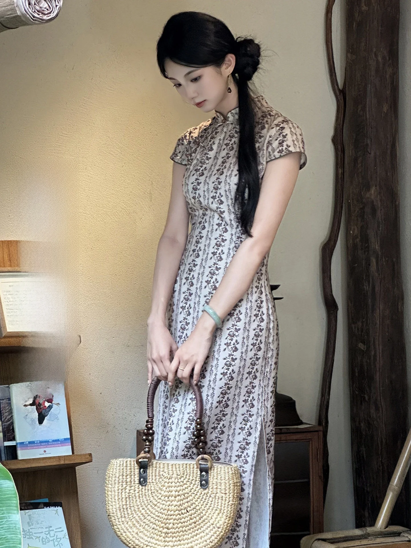 New Chinese Style Printed Long Qipao Dress Women's Spring Summer Stand Collar Vertical Stripe Dress Retro Style Midi Dress
New Chinese Style Printed Long Qipao Dress Women's Spring Summer Stand Collar Vertical Stripe Dress Retro Style Midi Dress