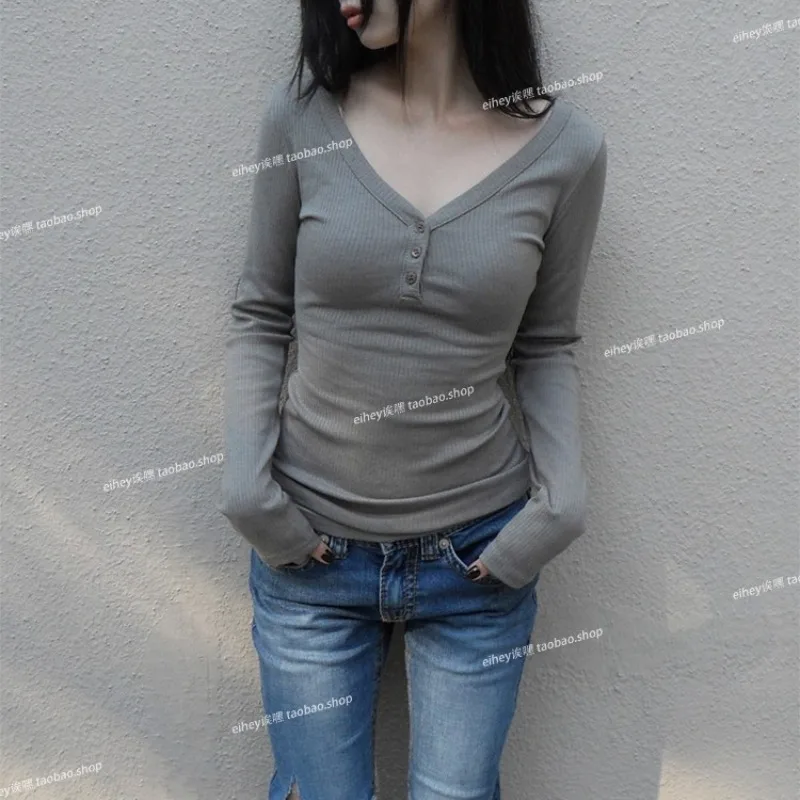 Korean Solid Color All-match Threaded T-shirt Women 2025 Autumn New High Street V-neck Multi-button Slim Long Sleeves Tops
Korean Solid Color All-match Threaded T-shirt Women 2025 Autumn New High Street V-neck Multi-button Slim Long Sleeves Tops