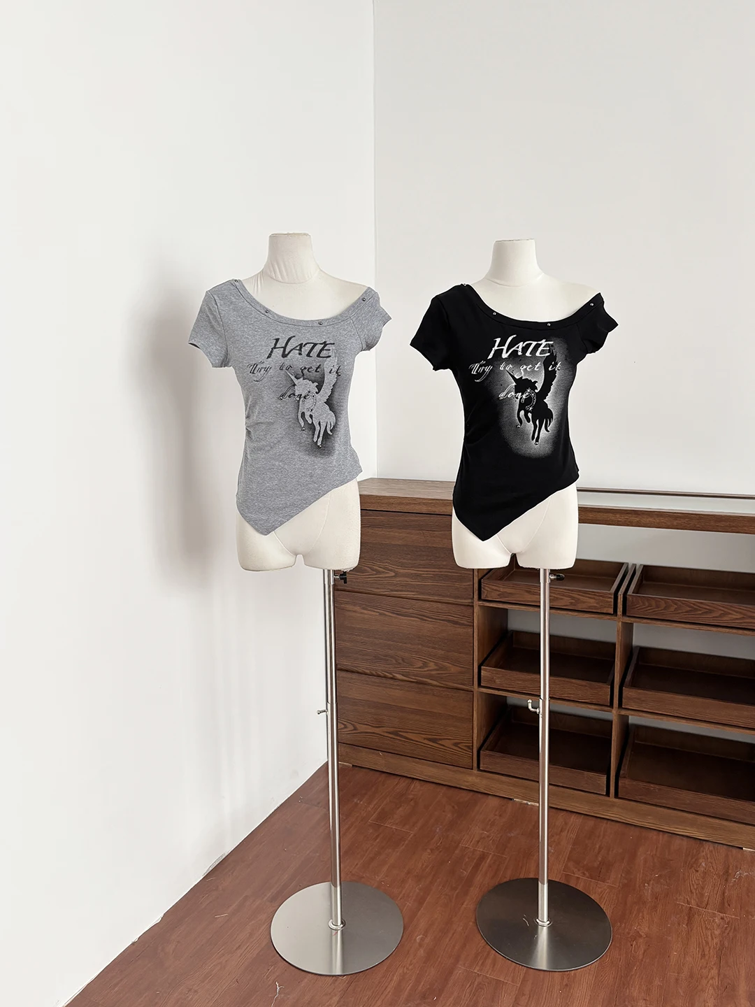Retro American Hot Girl Letter Print Short Sleeve T-Shirt Women's Slim Fit Diagonal Collar Shoulder Bared Short Style Top
Retro American Hot Girl Letter Print Short Sleeve T-Shirt Women's Slim Fit Diagonal Collar Shoulder Bared Short Style Top
