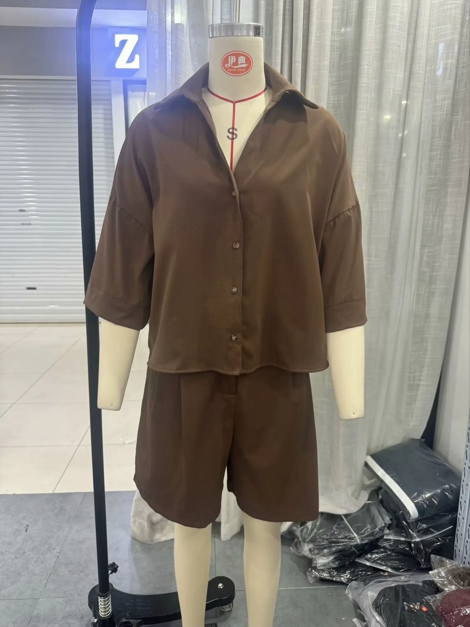 TRAFZA Women's Summer Shorts Suit Turn-Down Collar Single-Breasted Shirts+Mid Waist Belt Pocket Decoration Zipper Casual Shorts
TRAFZA Women's Summer Shorts Suit Turn-Down Collar Single-Breasted Shirts+Mid Waist Belt Pocket Decoration Zipper Casual Shorts
