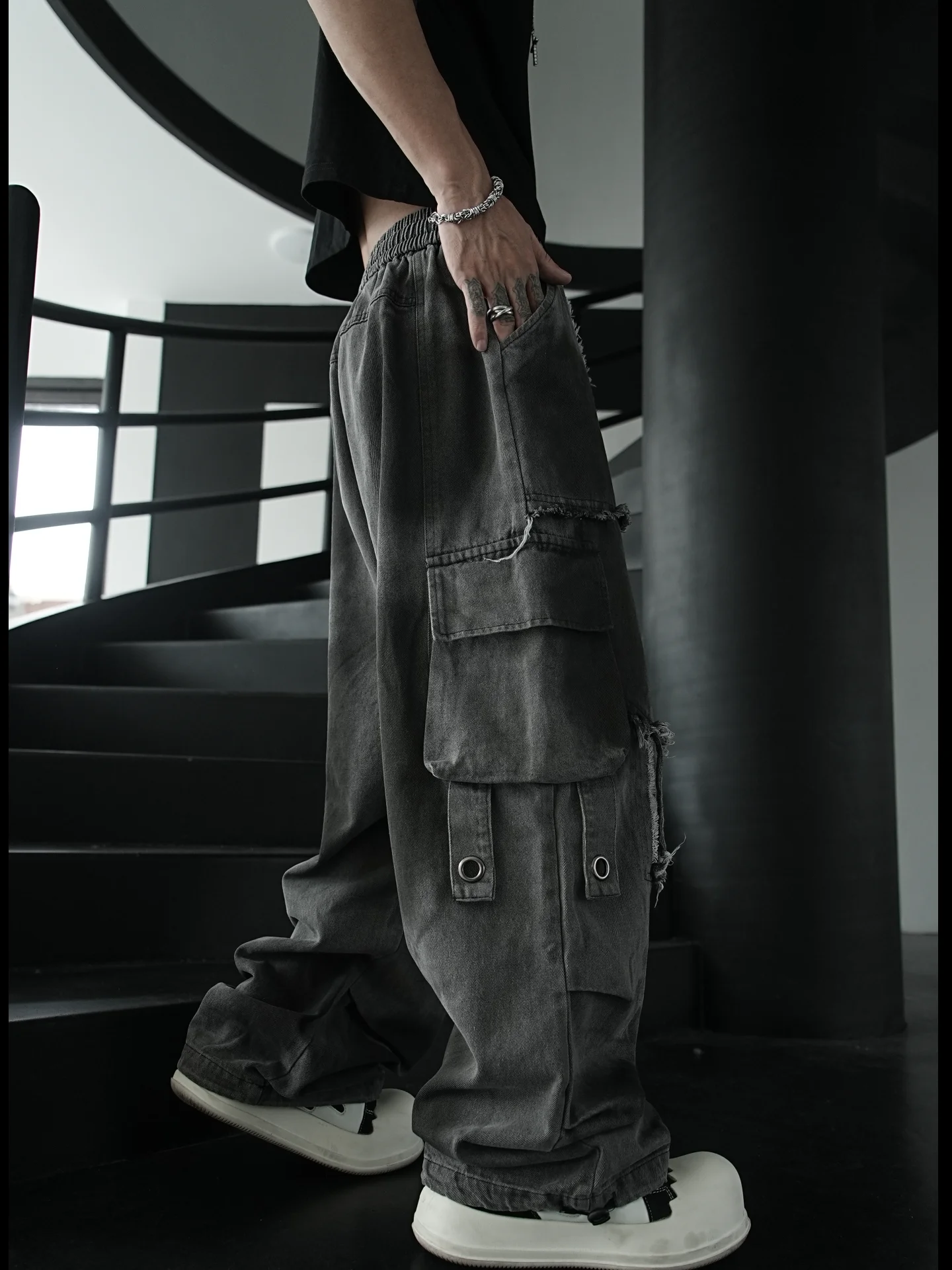 Frayed Spray Black Dirty Dyed Metal Design Jeans Beggar Hip Hop Function Street Stitching Heavy Industry Straight-Leg Pants
Frayed Spray Black Dirty Dyed Metal Design Jeans Beggar Hip Hop Function Street Stitching Heavy Industry Straight-Leg Pants