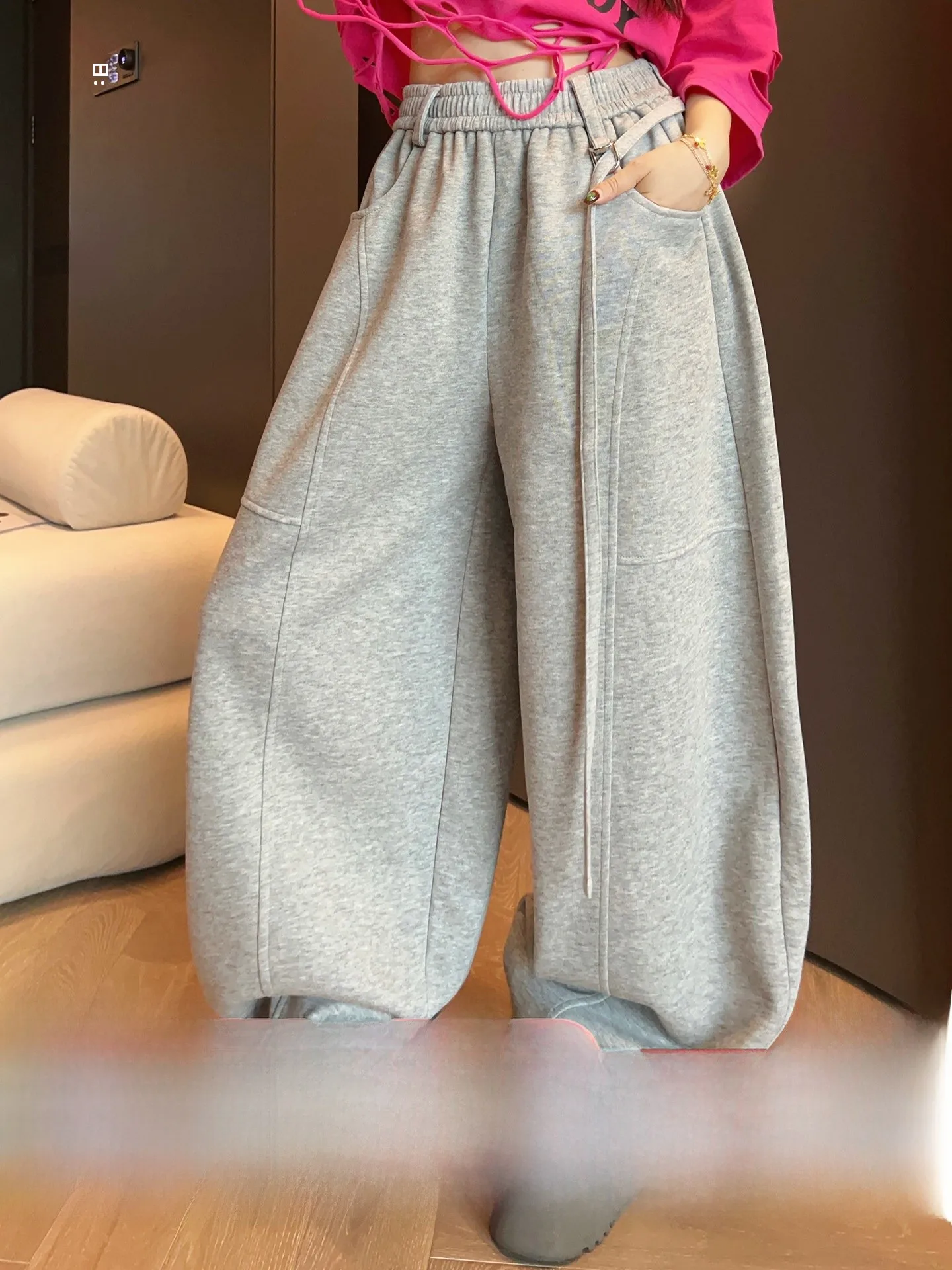 Fashionable Versatile Loose Wide Leg Pants Women's Spring 2026 New Style Casual Trousers Slimming Sweatpants Trendy
Fashionable Versatile Loose Wide Leg Pants Women's Spring 2026 New Style Casual Trousers Slimming Sweatpants Trendy