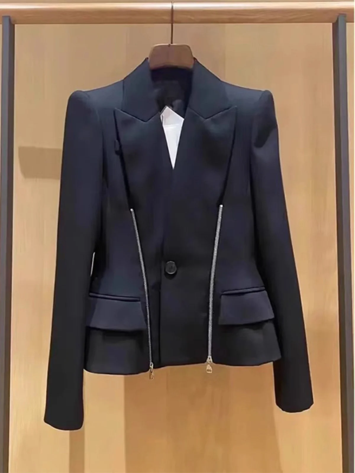 Elegant Black Women's Suit Jacket Zipper Decorated Lightweight Maturity Design Sensation Small Western Style Autumn New Arrival
Elegant Black Women's Suit Jacket Zipper Decorated Lightweight Maturity Design Sensation Small Western Style Autumn New Arrival