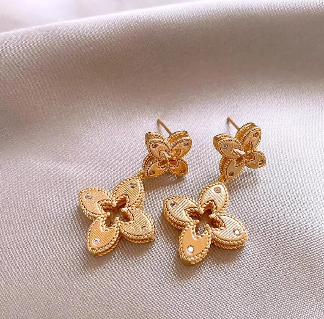 3.4 * 1.8 cm luxurious design earrings for women, 2025 new hot sale, high-end earring, delicate temperament, grand earring
3.4 * 1.8 cm luxurious design earrings for women, 2025 new hot sale, high-end earring, delicate temperament, grand earring