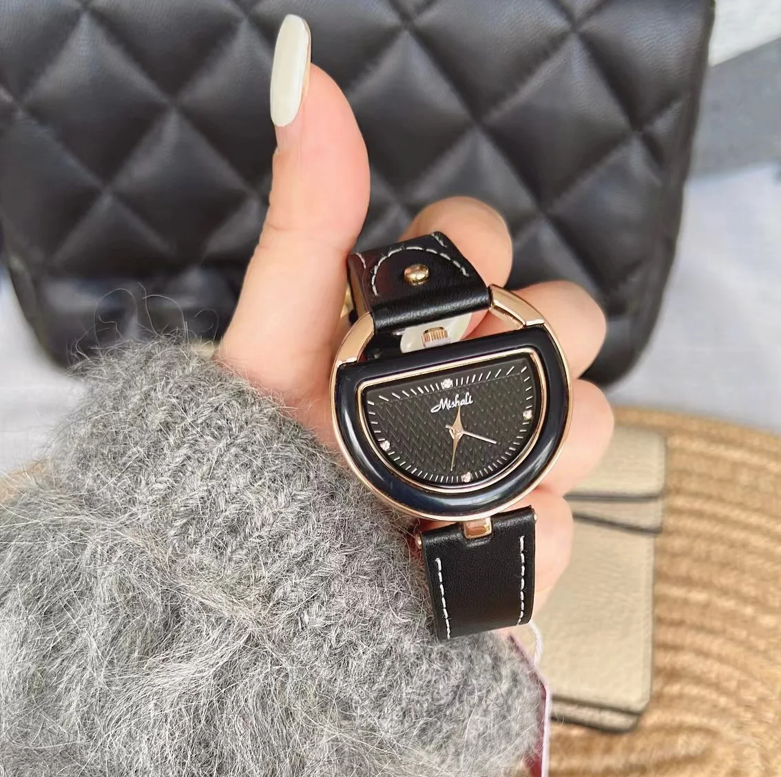 Женские кварцевые часы AAA с полукруглым циферблатом, модные женские часы, ремень из натуральной кожи, часы хорошего качества, стильные наручные часы, подарок
Женские кварцевые часы AAA с полукруглым циферблатом, модные женские часы, ремень из натуральной кожи, часы хорошего качества, стильные наручные часы, подарок