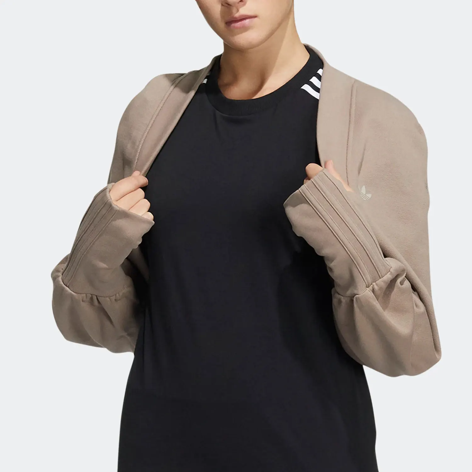 Adidas Genuine новейшего сезона укороченный женский спортивный кардиган с тремя полосками HC3822
Adidas Genuine новейшего сезона укороченный женский спортивный кардиган с тремя полосками HC3822