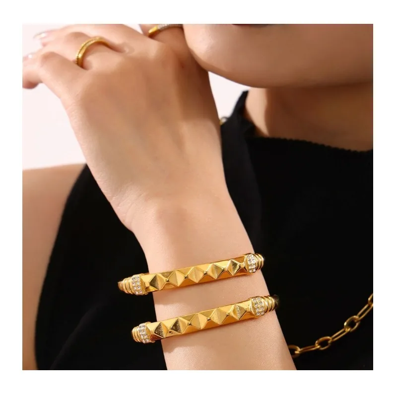 Seattle Rivet Rhinestone Buckle Bracelet Stainless Steel Plated Real Gold Spot Luxury Bracelet
Seattle Rivet Rhinestone Buckle Bracelet Stainless Steel Plated Real Gold Spot Luxury Bracelet