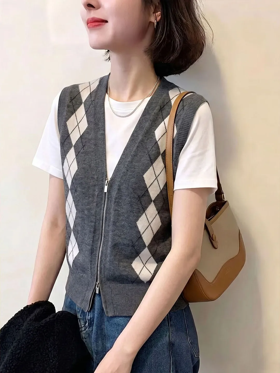 Fashionable Short Sleeve Knitted Sweater with Diamond Pattern Color Block Design Summer 2026 Women's Stylish Versatile Top
Fashionable Short Sleeve Knitted Sweater with Diamond Pattern Color Block Design Summer 2026 Women's Stylish Versatile Top