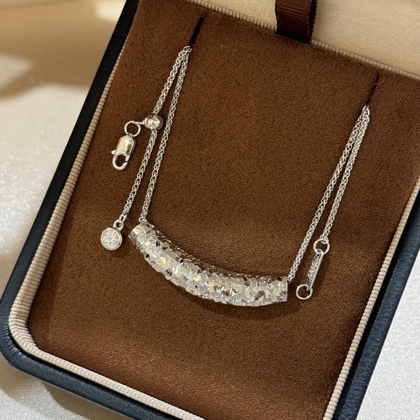 New Vintage Sparkling Italy Craft Real 925 Sterling Silver Crushed Ice Engraving Pendant Necklace Women Luxury Designer Jewelry
New Vintage Sparkling Italy Craft Real 925 Sterling Silver Crushed Ice Engraving Pendant Necklace Women Luxury Designer Jewelry