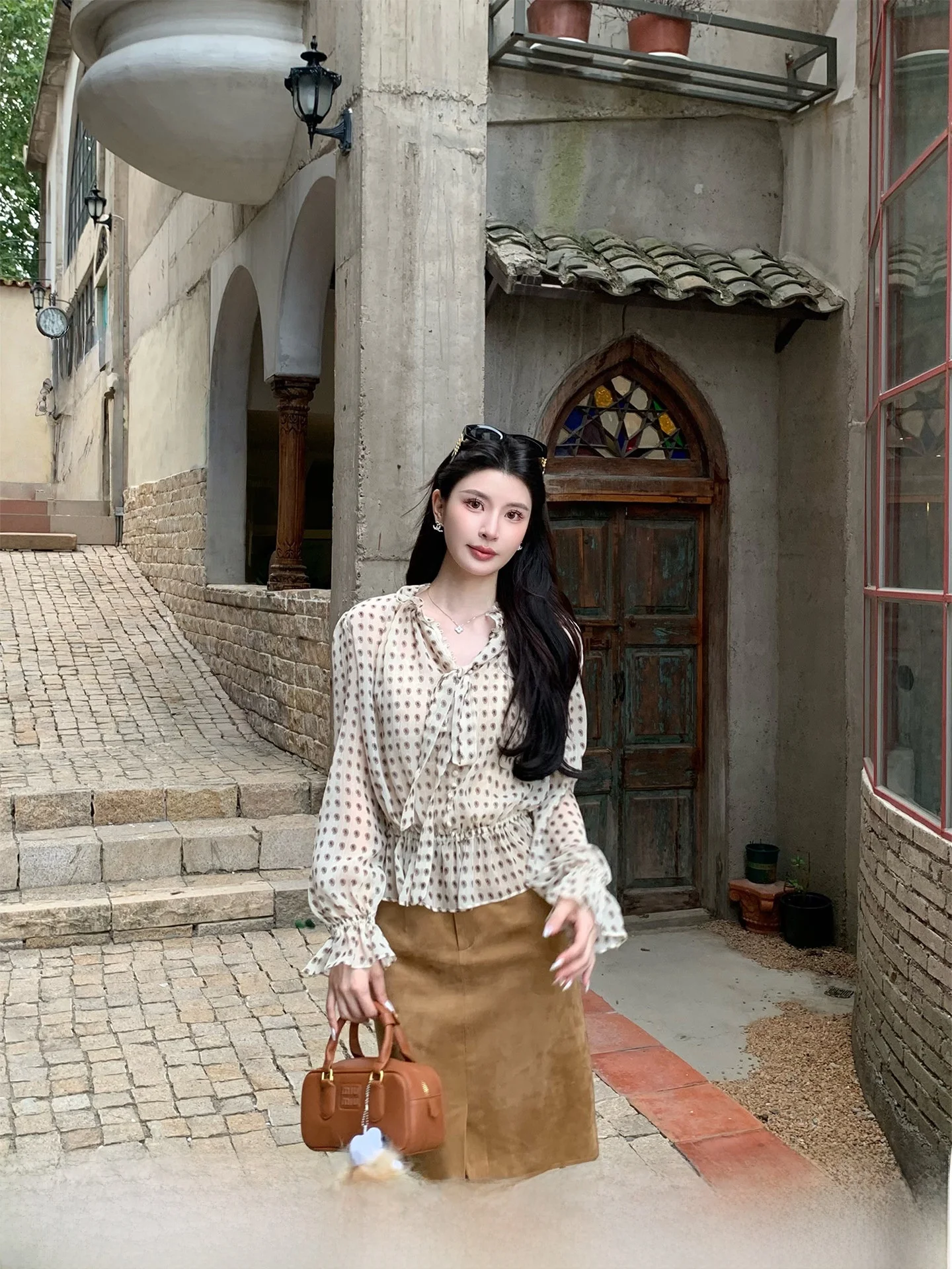 Винтажный шифоновый топ Gisele для женщин, бежевый, приталенный, весенний дизайн, прямой крой, длинный рукав, V-образный вырез, с узором в горошек
Винтажный шифоновый топ Gisele для женщин, бежевый, приталенный, весенний дизайн, прямой крой, длинный рукав, V-образный вырез, с узором в горошек