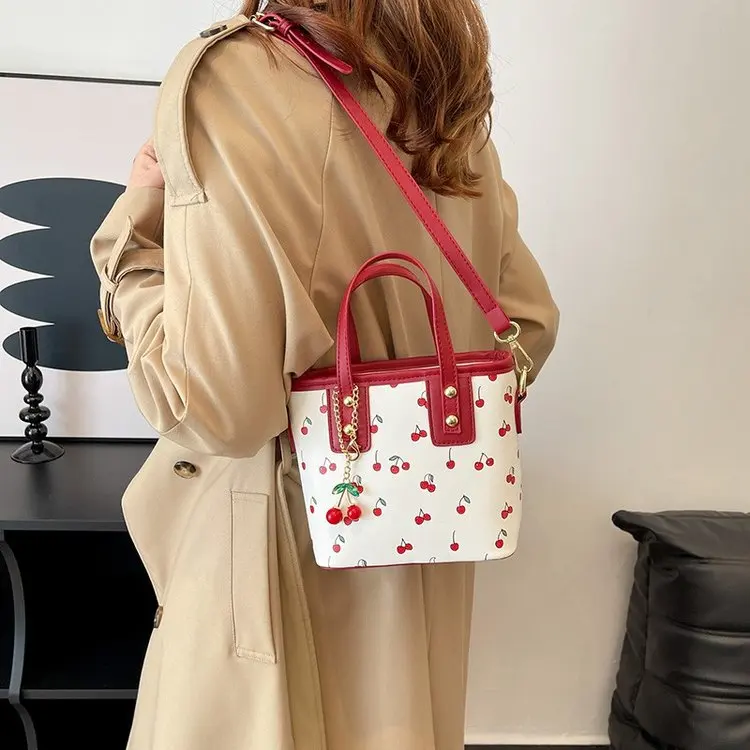 Women's Handbag 2025 Autumn/winter New Designer High-end Water Bucket Bag, Fashionable and Versatile Single Shoulder Crossbody
Women's Handbag 2025 Autumn/winter New Designer High-end Water Bucket Bag, Fashionable and Versatile Single Shoulder Crossbody