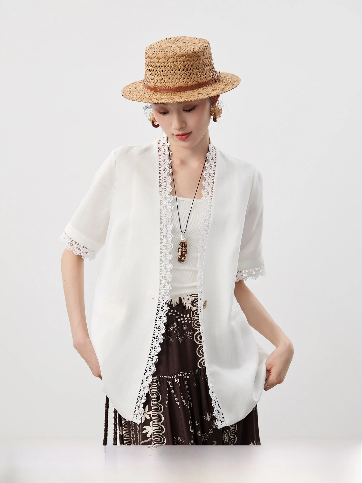 Elegant Lace Trimmed Linen Suit Jacket for Women Spring Summer New Style Soluble Lace Insertion Old Money Atmosphere
Elegant Lace Trimmed Linen Suit Jacket for Women Spring Summer New Style Soluble Lace Insertion Old Money Atmosphere