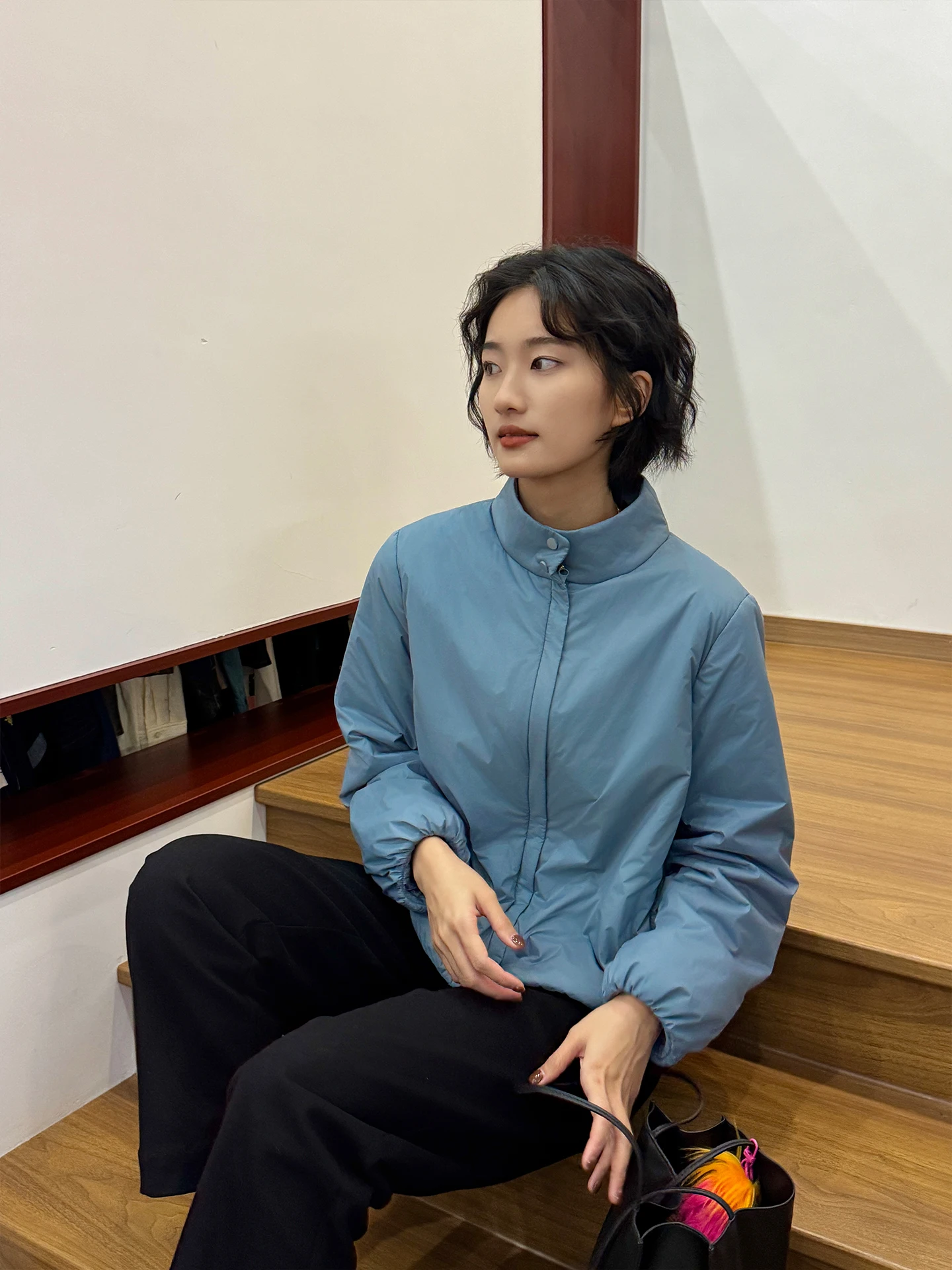 Синяя простая зимняя новая модная хлопковая куртка с воротником-стойкой и коротким рукавом для женщин, коллекция Zhou Xiaoya Зима 2025
Синяя простая зимняя новая модная хлопковая куртка с воротником-стойкой и коротким рукавом для женщин, коллекция Zhou Xiaoya Зима 2025