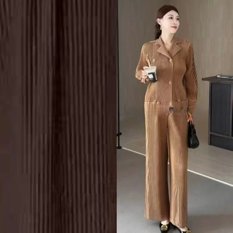 Miyake плиссированные брюки, костюм плиссе, женский зимний новый повседневный костюм 2025 года, темпераментный элегантный пиджак с лацканами, прямые брюки, комплект из 2 предметов
Miyake плиссированные брюки, костюм плиссе, женский зимний новый повседневный костюм 2025 года, темпераментный элегантный пиджак с лацканами, прямые брюки, комплект из 2 предметов