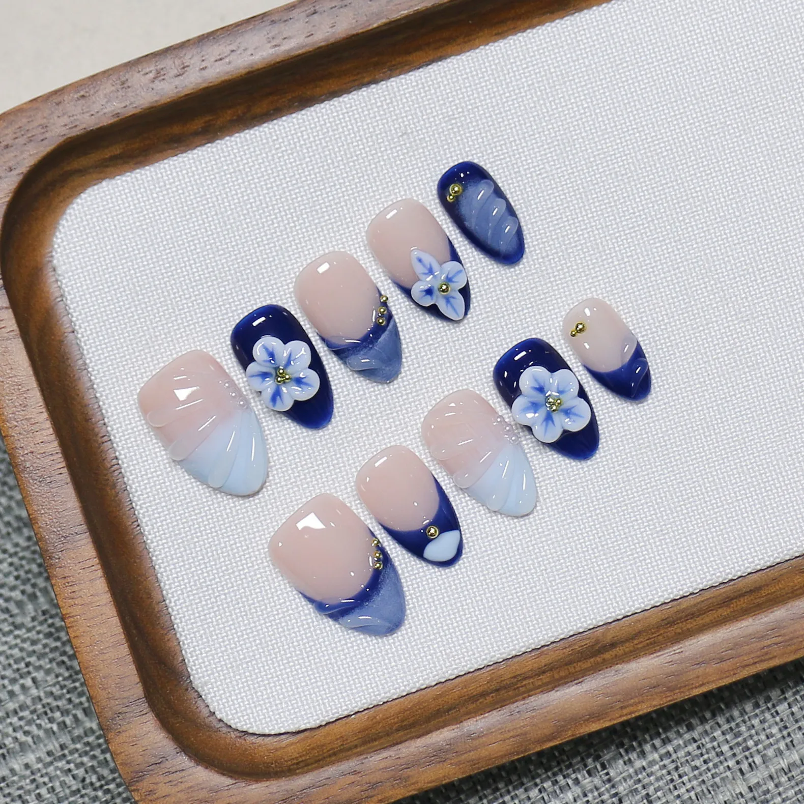 10 шт., короткие миндалевидные ногти ручной работы, темно-синий градиент цвета, французская 3D-резьба, цветочный дизайн, накладные ногти, носимые ногти
10 шт., короткие миндалевидные ногти ручной работы, темно-синий градиент цвета, французская 3D-резьба, цветочный дизайн, накладные ногти, носимые ногти