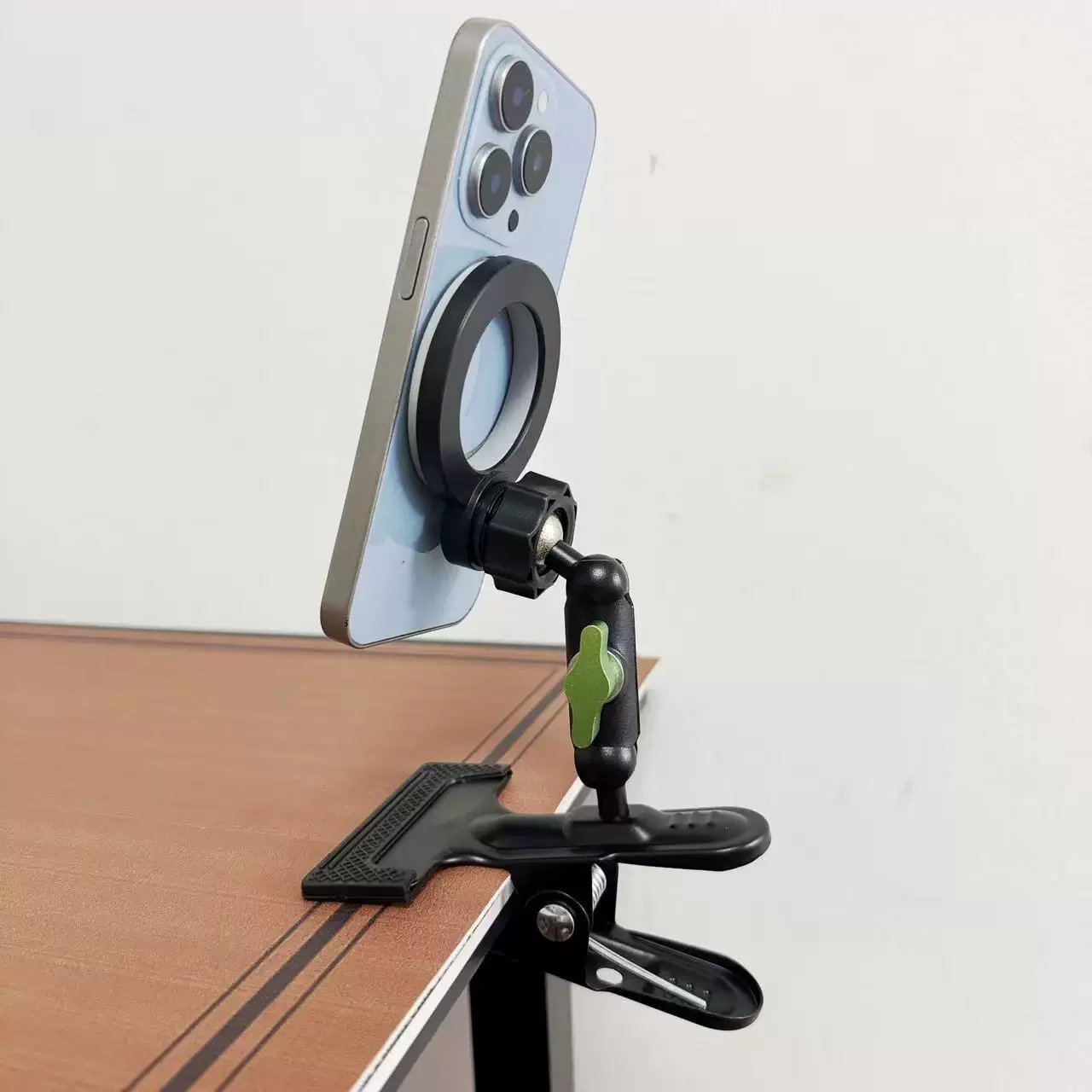 Metal Magnetic Phone Holder Power Clip 360 Degree Rotating Desktop round Tube Stand for Live Streaming
Metal Magnetic Phone Holder Power Clip 360 Degree Rotating Desktop round Tube Stand for Live Streaming