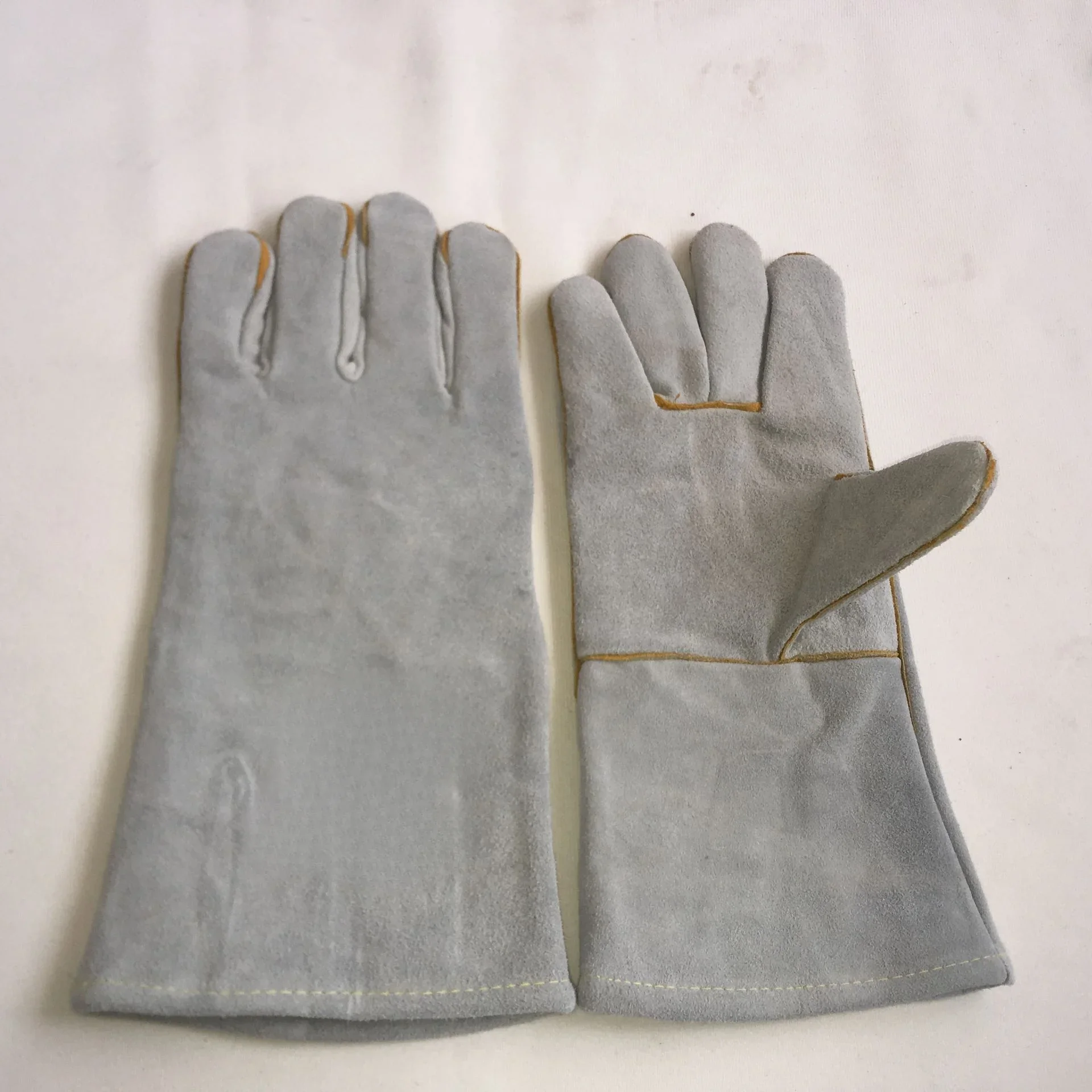 Fireproof Wire Bart Welding Gloves Welder Cowhide Gloves, Wear-resistant and High Temperature-resistant
Fireproof Wire Bart Welding Gloves Welder Cowhide Gloves, Wear-resistant and High Temperature-resistant