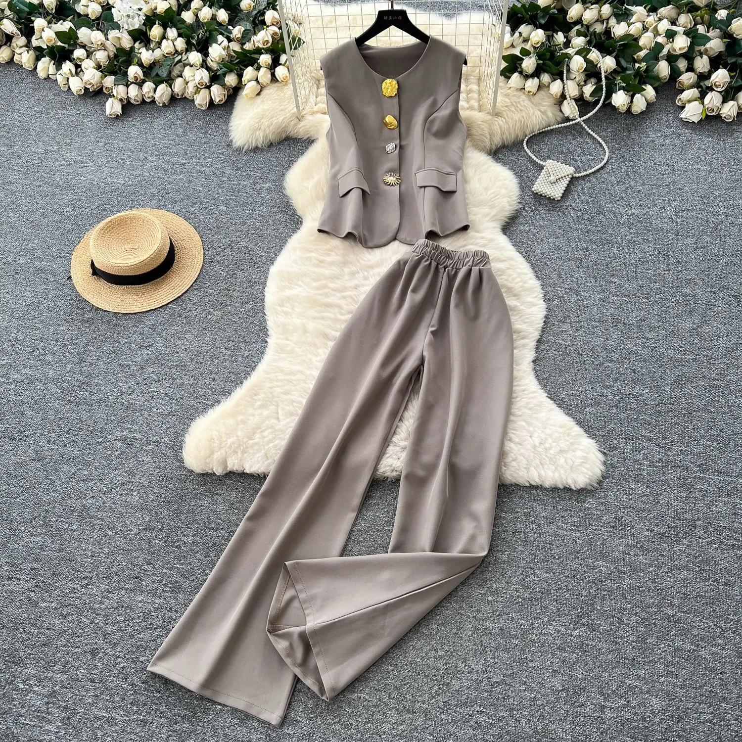 Women Two Piece Pant Sets Solid Set Metal Button Sleeveless Vest Elastic Waist Full Lenth Wide Leg Pant Casual 2025 Summer
Women Two Piece Pant Sets Solid Set Metal Button Sleeveless Vest Elastic Waist Full Lenth Wide Leg Pant Casual 2025 Summer