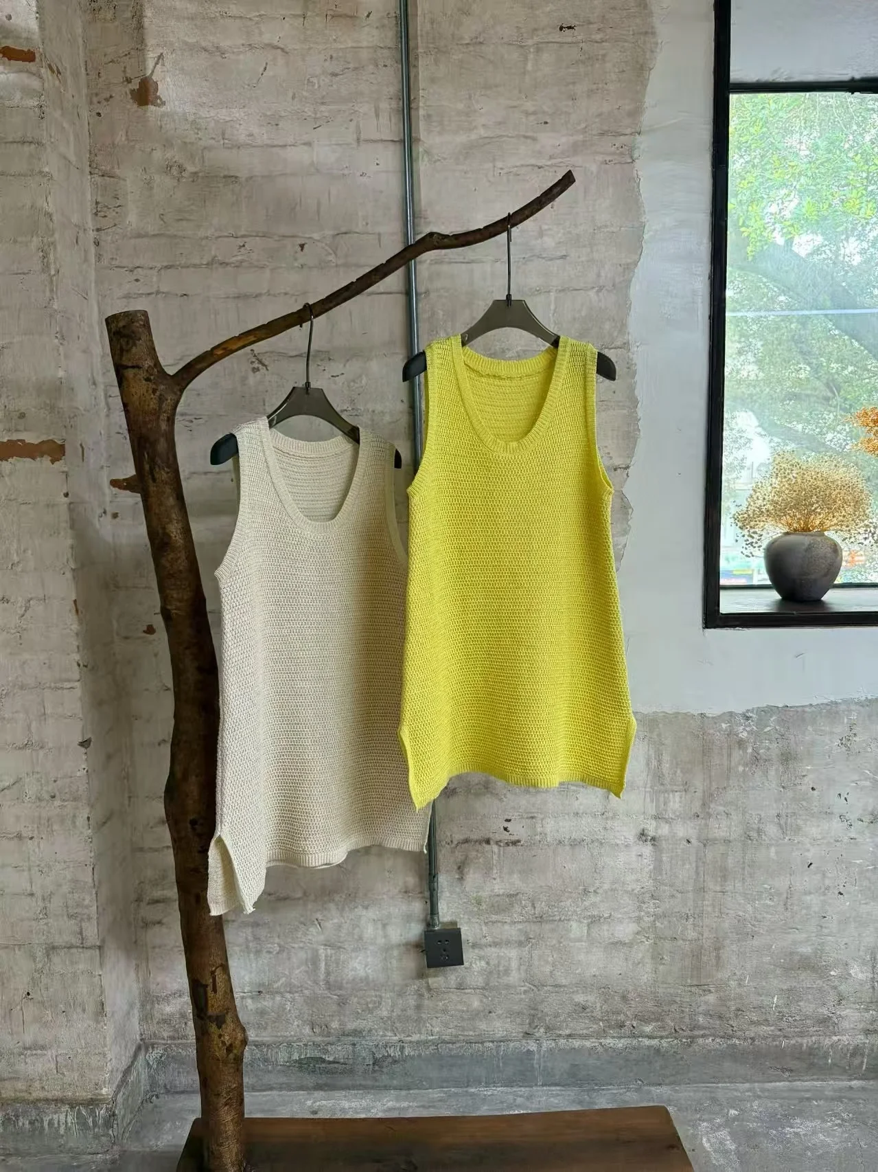 Summer 2026 Women's Lazy Style Knitted Vest Sleeveless U-Neck Loose Fit Fashionable Knitwear Mid-Length Pure Color Outerwear
Summer 2026 Women's Lazy Style Knitted Vest Sleeveless U-Neck Loose Fit Fashionable Knitwear Mid-Length Pure Color Outerwear