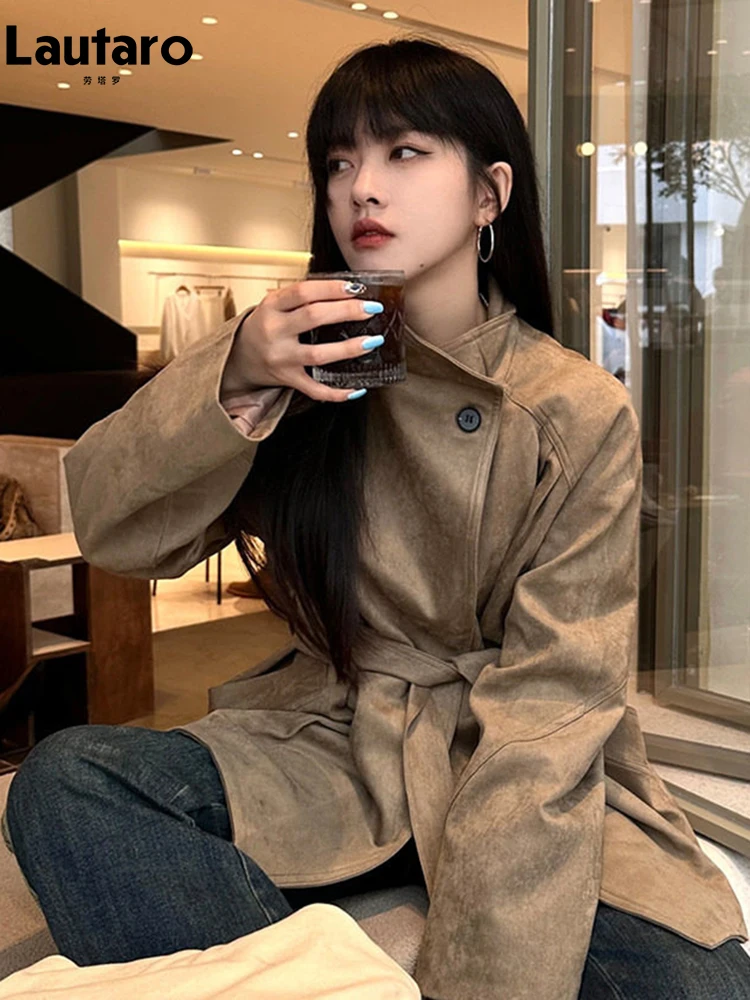 Куртки Lautaro из искусственной замши цвета хаки с эффектом потертости, в стиле ретро, для женщин, весна-осень, с поясом, дизайнерская одежда класса люкс 2026
Куртки Lautaro из искусственной замши цвета хаки с эффектом потертости, в стиле ретро, для женщин, весна-осень, с поясом, дизайнерская одежда класса люкс 2026