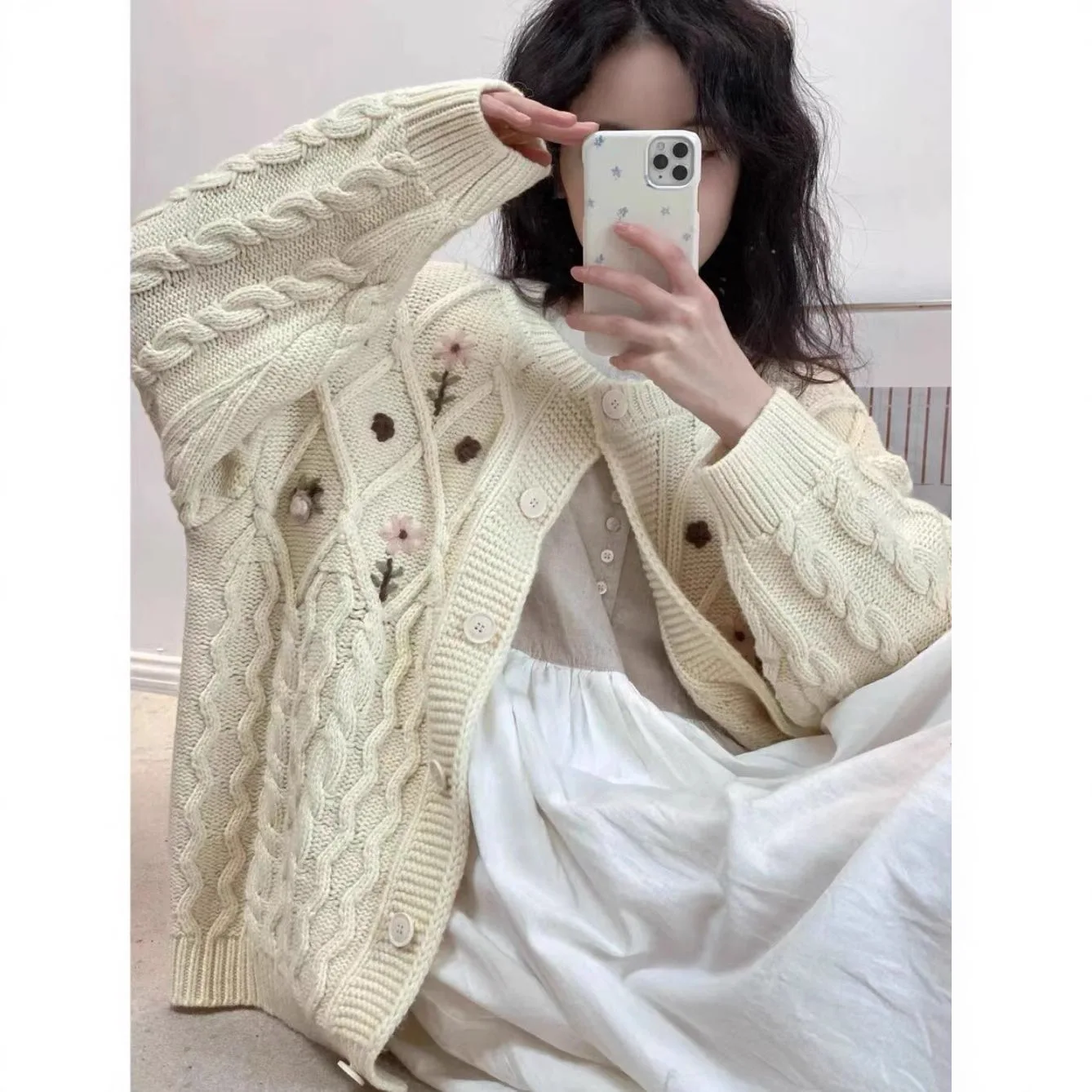 Autumn and winter new Korean version lazy style embroidered round neck sweater women's coat 2025 loose cardigan knitted sweater
Autumn and winter new Korean version lazy style embroidered round neck sweater women's coat 2025 loose cardigan knitted sweater