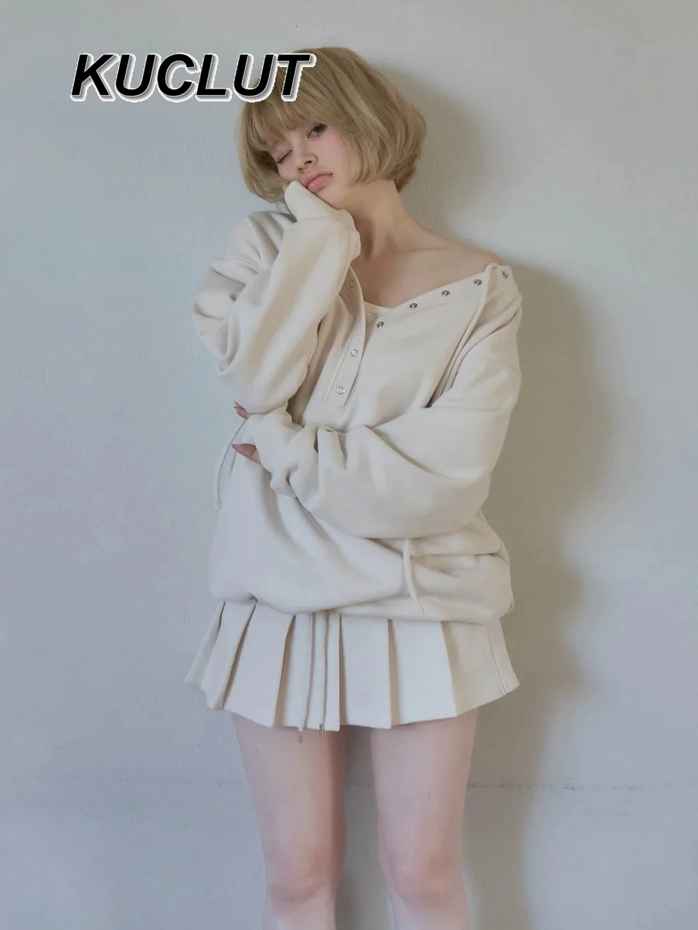 2025 New Ladies Hoodies Suit Spring Summer New Japanese Niche V-Neck Loose Sweatshirt and Pleated Skirt Sets for Women
2025 New Ladies Hoodies Suit Spring Summer New Japanese Niche V-Neck Loose Sweatshirt and Pleated Skirt Sets for Women