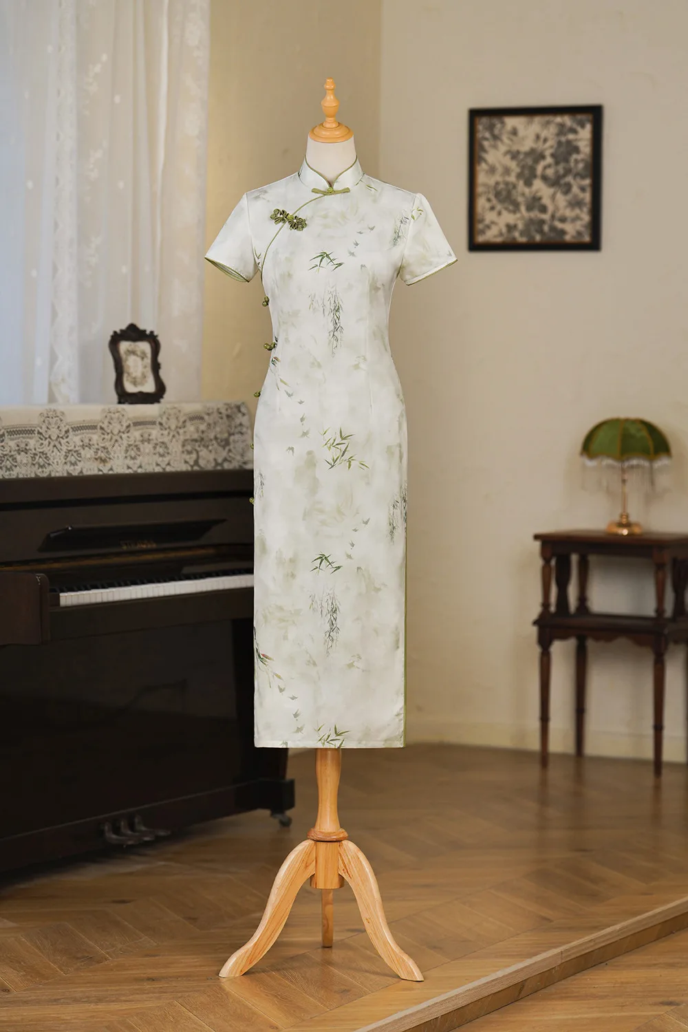 Old Shanghai Retro Chinese Style Elegant Fashion Traditional Short sleeved Qipao Spring Young Women's Cheongsam Dress
Old Shanghai Retro Chinese Style Elegant Fashion Traditional Short sleeved Qipao Spring Young Women's Cheongsam Dress