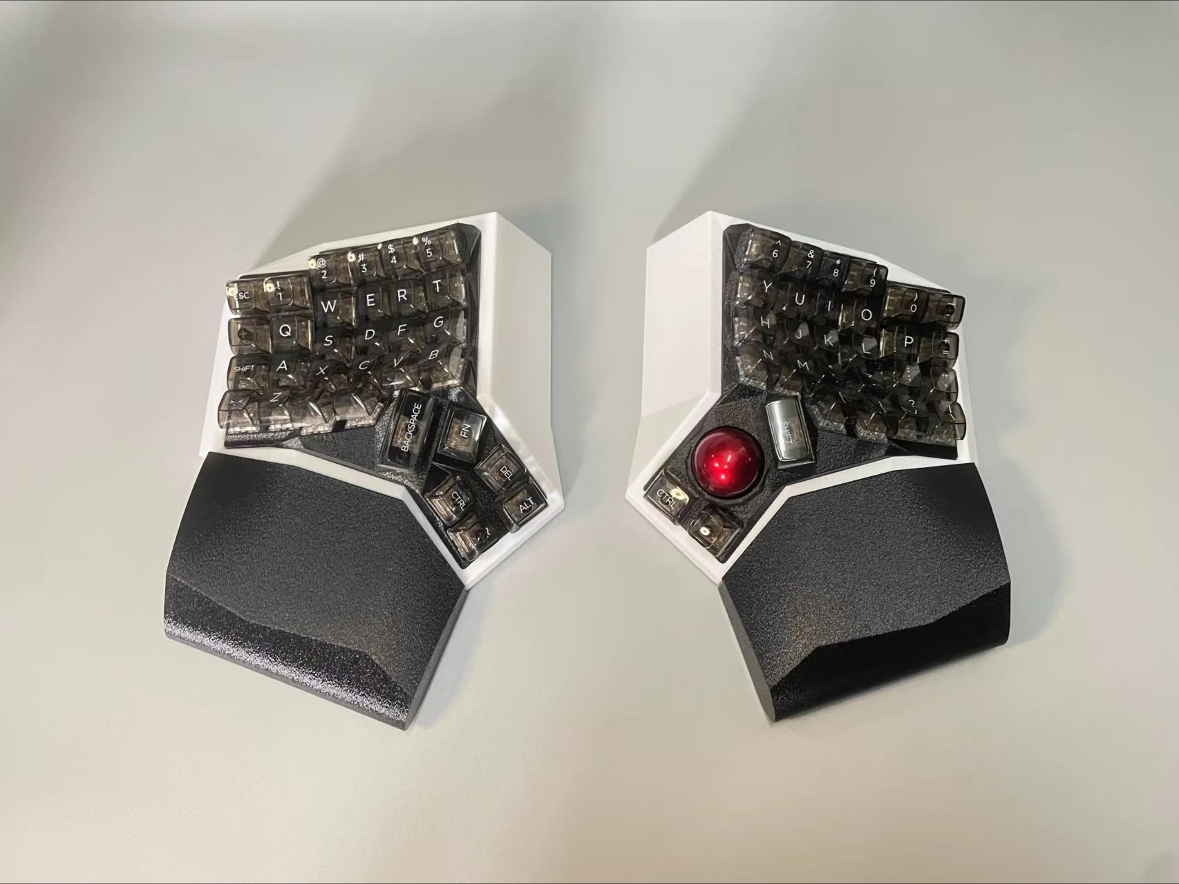 64 Dactyl Trackball Сплит Механическая Клавиатура Эргономика PETG Печать Горячая Замена Bluetooth Беспроводная 2,4G RGB Кривая Сплит-клавиатура
64 Dactyl Trackball Сплит Механическая Клавиатура Эргономика PETG Печать Горячая Замена Bluetooth Беспроводная 2,4G RGB Кривая Сплит-клавиатура