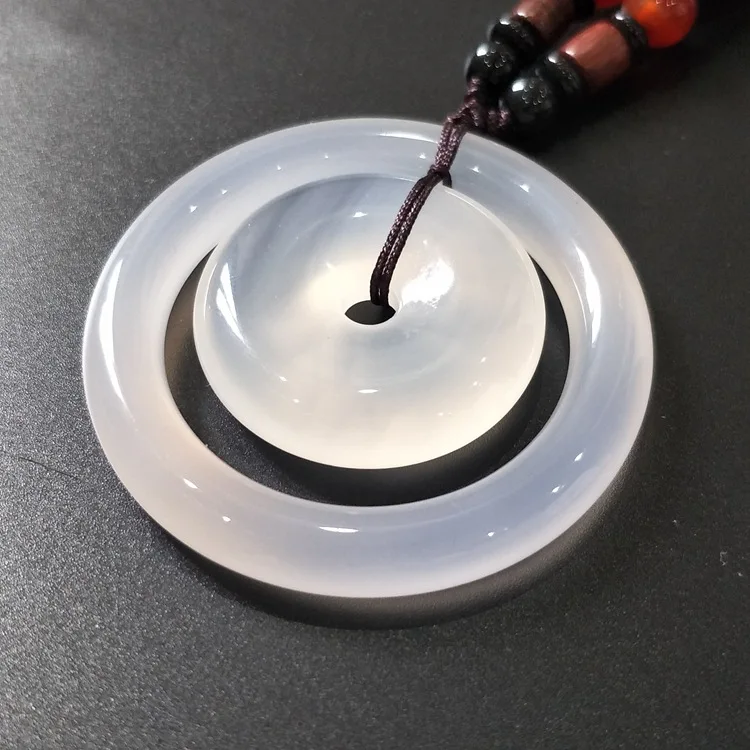 Ice Transparent White Natural Agate Buckle Pendant Elegant Noble Neck Decoration Crafts Accessories Christmas Jade Jewelry Gifts
Ice Transparent White Natural Agate Buckle Pendant Elegant Noble Neck Decoration Crafts Accessories Christmas Jade Jewelry Gifts