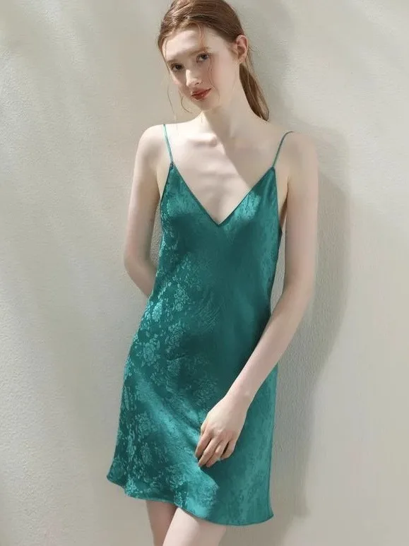 Sexy V-Neck Sleeveless Large Size Strap Dress Women's Loose Mid-Length Pure Desire Luxury Sleepwear Comfortable Home Dress
Sexy V-Neck Sleeveless Large Size Strap Dress Women's Loose Mid-Length Pure Desire Luxury Sleepwear Comfortable Home Dress