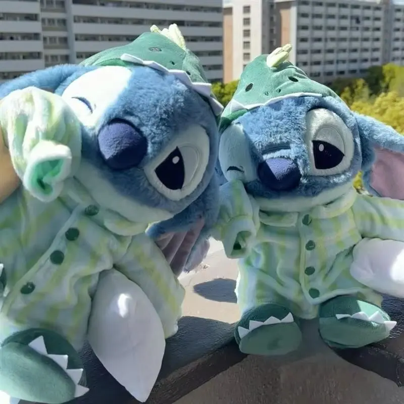 Плюшевая кукла Disney Stitch, детская пижама с динозавром, межзвездная Лило и Стич, подарок на день Святого Валентина, мягкая игрушка для детей
Плюшевая кукла Disney Stitch, детская пижама с динозавром, межзвездная Лило и Стич, подарок на день Святого Валентина, мягкая игрушка для детей