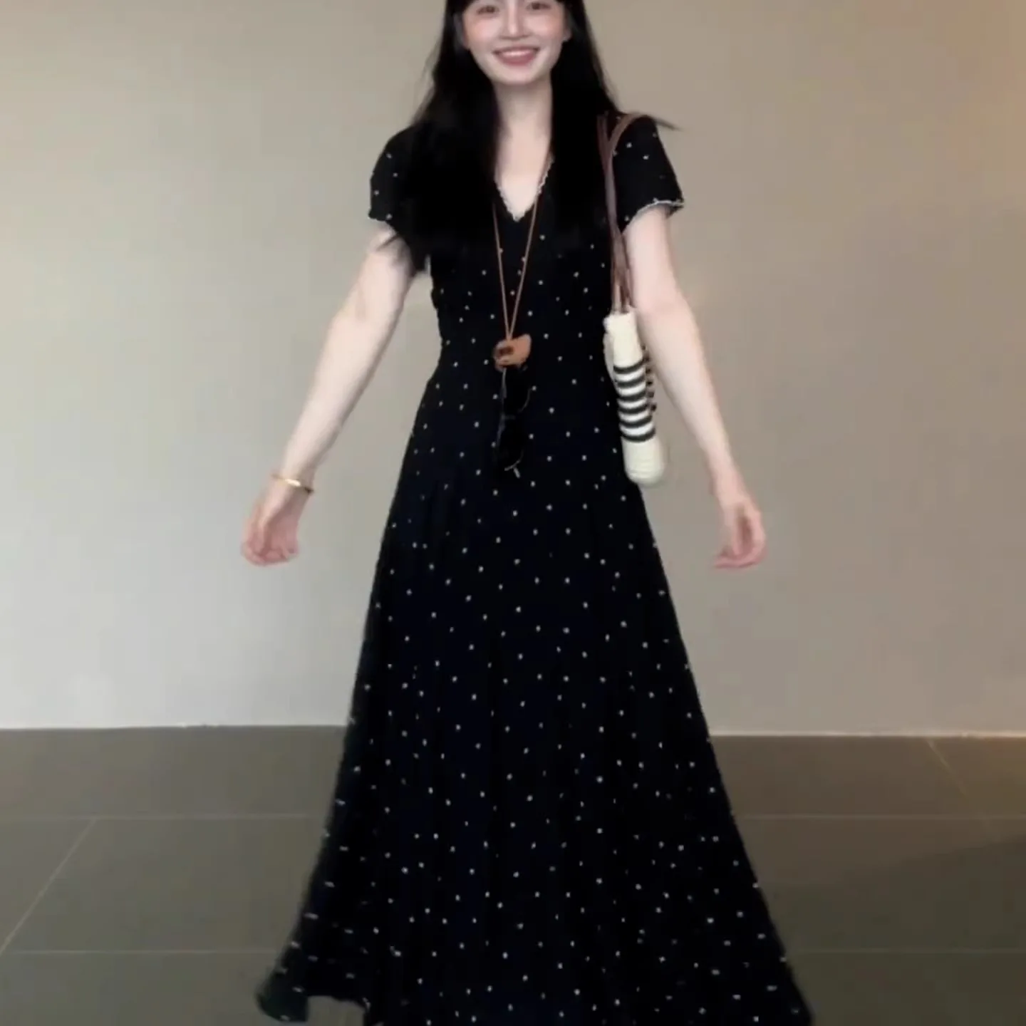 plus Size Black V-Neck Hepburn Style Dress Women's Summer Slimming Long Skirt High Waist Polyester Short Sleeve Bodycon Dress
plus Size Black V-Neck Hepburn Style Dress Women's Summer Slimming Long Skirt High Waist Polyester Short Sleeve Bodycon Dress