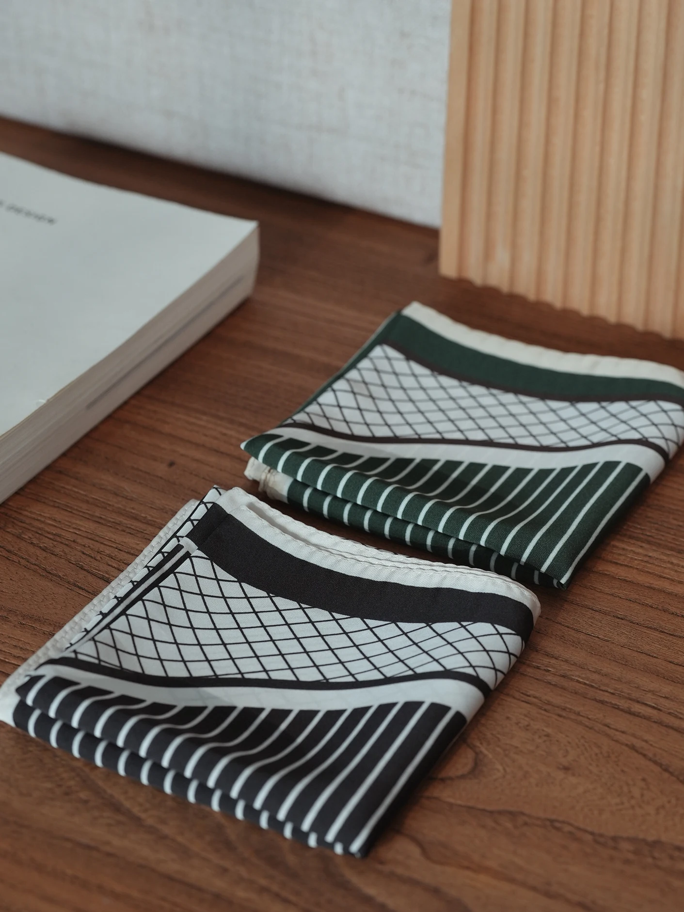 GOTAN Chic Minimalist Geometric Stripe Small Square Scarf Black Forest Green Versatile Stylish Necktie Japanese Style Unisex
GOTAN Chic Minimalist Geometric Stripe Small Square Scarf Black Forest Green Versatile Stylish Necktie Japanese Style Unisex
