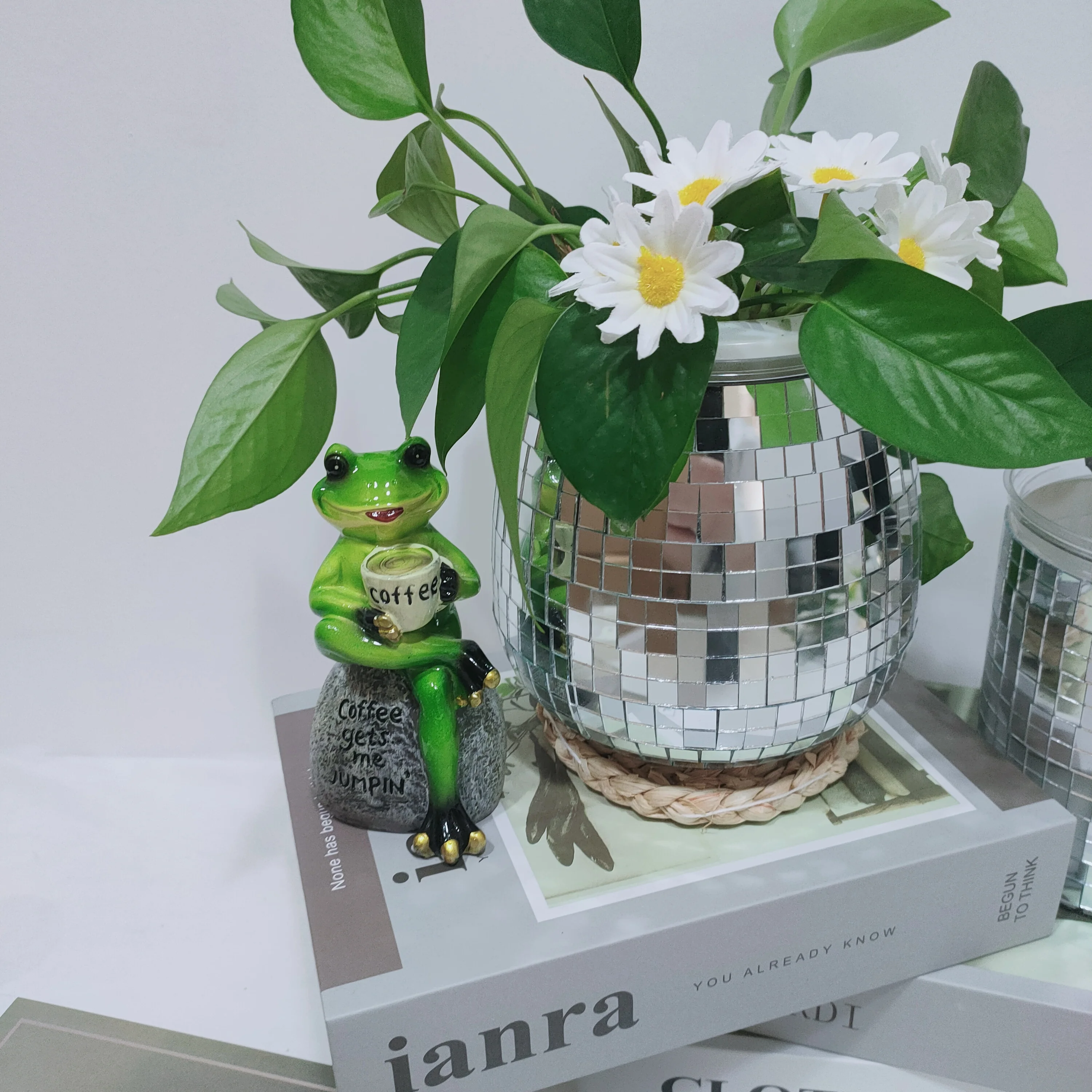 12cm indoor home garden decorative flower pot retro Glass lens hand-made hydroponic breathable flower pot Decorative flower pots
12cm indoor home garden decorative flower pot retro Glass lens hand-made hydroponic breathable flower pot Decorative flower pots