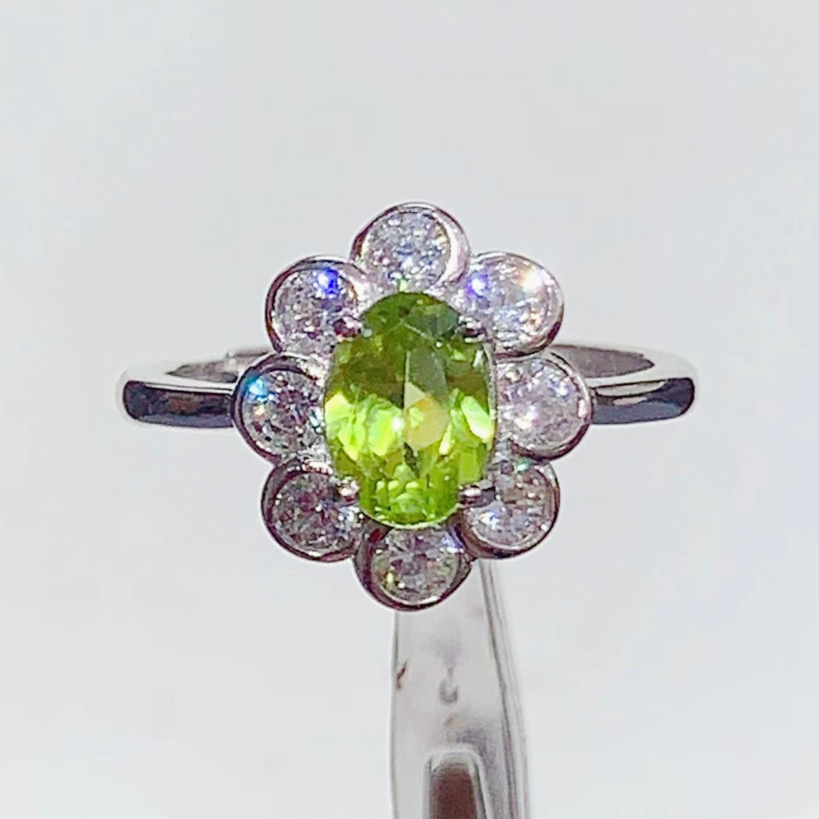 5x7mm 0.7ct Natural Peridot Ring for Daily Wear VVS Grade Peridot Jewelry 925 Silver Ring with 3 Layer 18K Gold Plating
5x7mm 0.7ct Natural Peridot Ring for Daily Wear VVS Grade Peridot Jewelry 925 Silver Ring with 3 Layer 18K Gold Plating