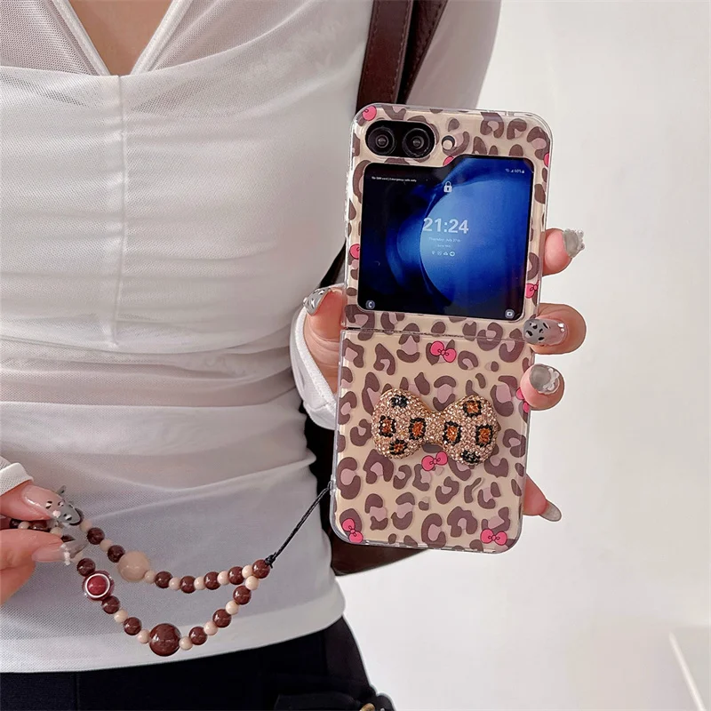 Модный милый чехол для телефона с леопардовым принтом и бриллиантовым бантом для Samsung Galaxy Z Flip 7 6 5 Flip5 Flip7, чехол с ручной цепочкой, чехлы ZFlip6
Модный милый чехол для телефона с леопардовым принтом и бриллиантовым бантом для Samsung Galaxy Z Flip 7 6 5 Flip5 Flip7, чехол с ручной цепочкой, чехлы ZFlip6