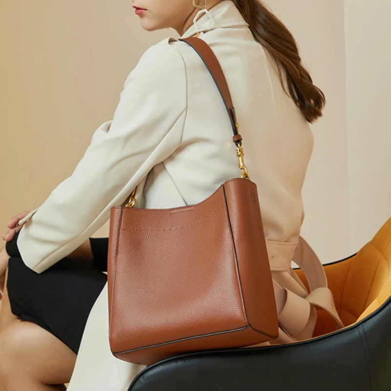 New high-quality head layer cowhide bucket bag, retro leather women's bags, large-capacity versatile shoulder crossbody bag
New high-quality head layer cowhide bucket bag, retro leather women's bags, large-capacity versatile shoulder crossbody bag