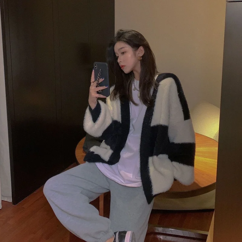 Japanese retro loose stripe knitted sweater cardigan coat women autumn and winter 2023 minority design casual sweater cardigan
Japanese retro loose stripe knitted sweater cardigan coat women autumn and winter 2023 minority design casual sweater cardigan