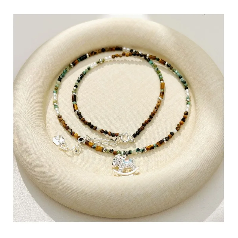 Niche Pony Pendant, Natural Stone Bead String Necklace, Light Luxury and Versatile High-end Jewelry, Zodiac Horse Pendant.
Niche Pony Pendant, Natural Stone Bead String Necklace, Light Luxury and Versatile High-end Jewelry, Zodiac Horse Pendant.