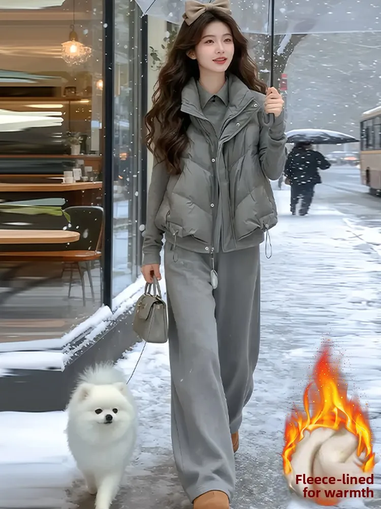 Женский пуховый хлопковый жилет-джат, широкие брюки, комплект футболок, зимний комплект, повседневный спортивный комплект с высокой талией на молнии, теплая мода
Женский пуховый хлопковый жилет-джат, широкие брюки, комплект футболок, зимний комплект, повседневный спортивный комплект с высокой талией на молнии, теплая мода