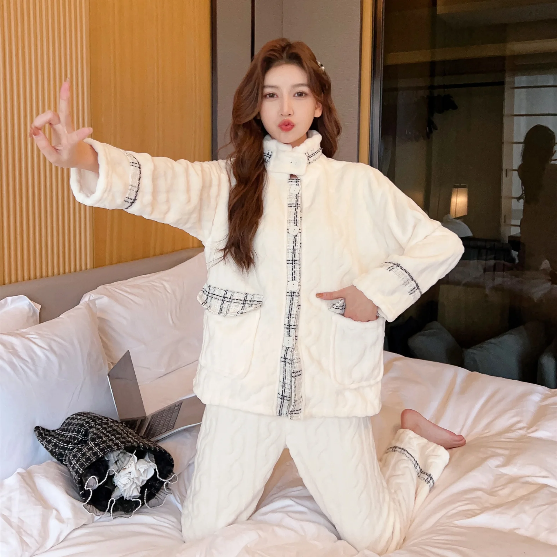 Fashionable pajamas for women in winter, new flannel thickened and warm small fragrant home clothing
Fashionable pajamas for women in winter, new flannel thickened and warm small fragrant home clothing