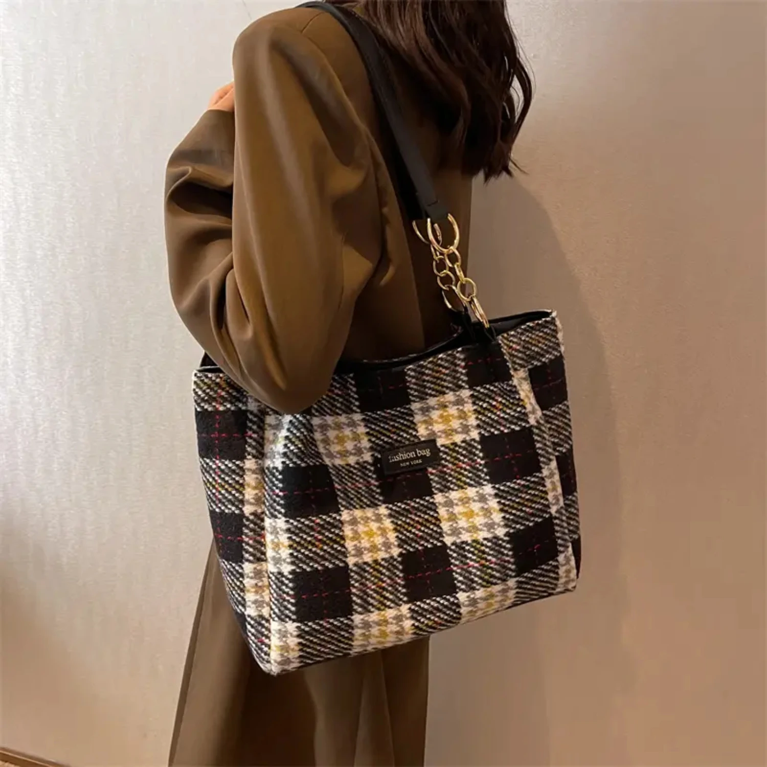 Fashionable Chic Stylish Women's Plaid Shoulder Bag with Fixed Shoulder Straps - Versatile Checkered Handbag for Daily Use, Tren
Fashionable Chic Stylish Women's Plaid Shoulder Bag with Fixed Shoulder Straps - Versatile Checkered Handbag for Daily Use, Tren