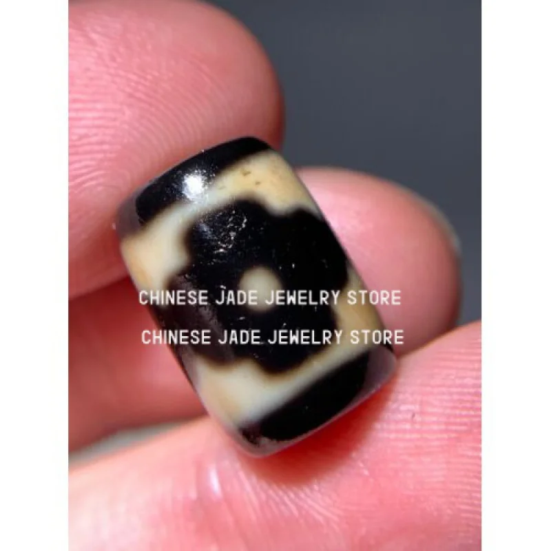 Тибетский старый Agate бусины дзи, 3 глаза, кулон-амулет 16,3 мм x 11,5 мм (маленький размер)
Тибетский старый Agate бусины дзи, 3 глаза, кулон-амулет 16,3 мм x 11,5 мм (маленький размер)