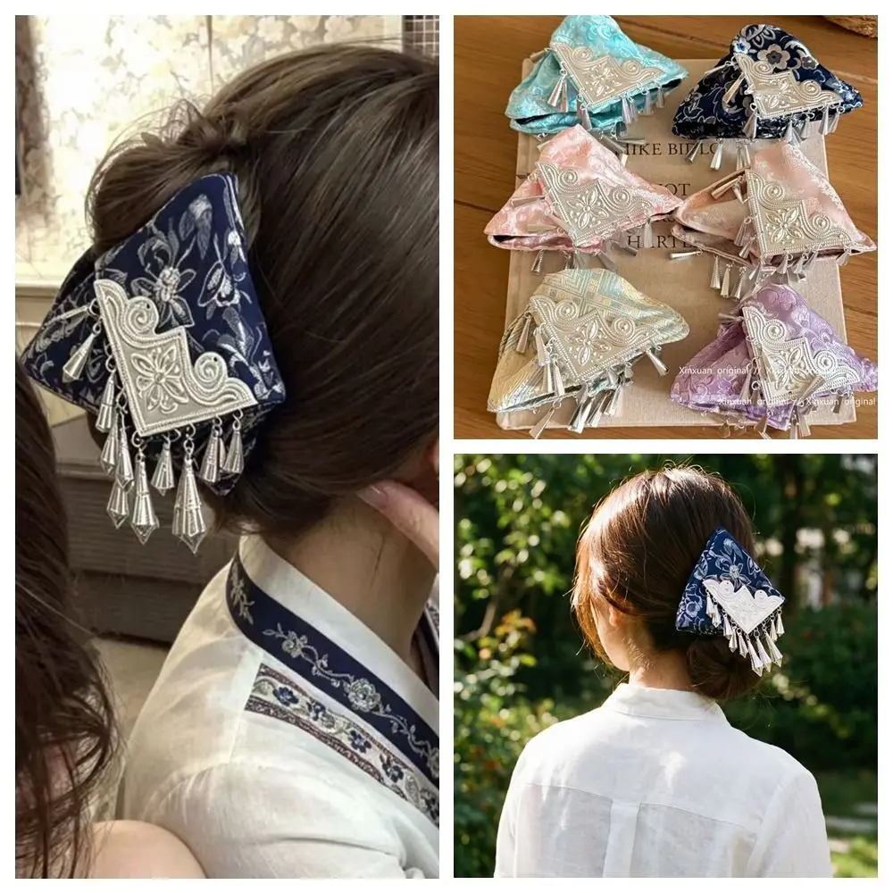 Cloth Satin Triangle Hair Claw Flower Bow Ethnic Style Hair Clip Hairpin New Chinese Style Silver Tassel Shark Clip
Cloth Satin Triangle Hair Claw Flower Bow Ethnic Style Hair Clip Hairpin New Chinese Style Silver Tassel Shark Clip