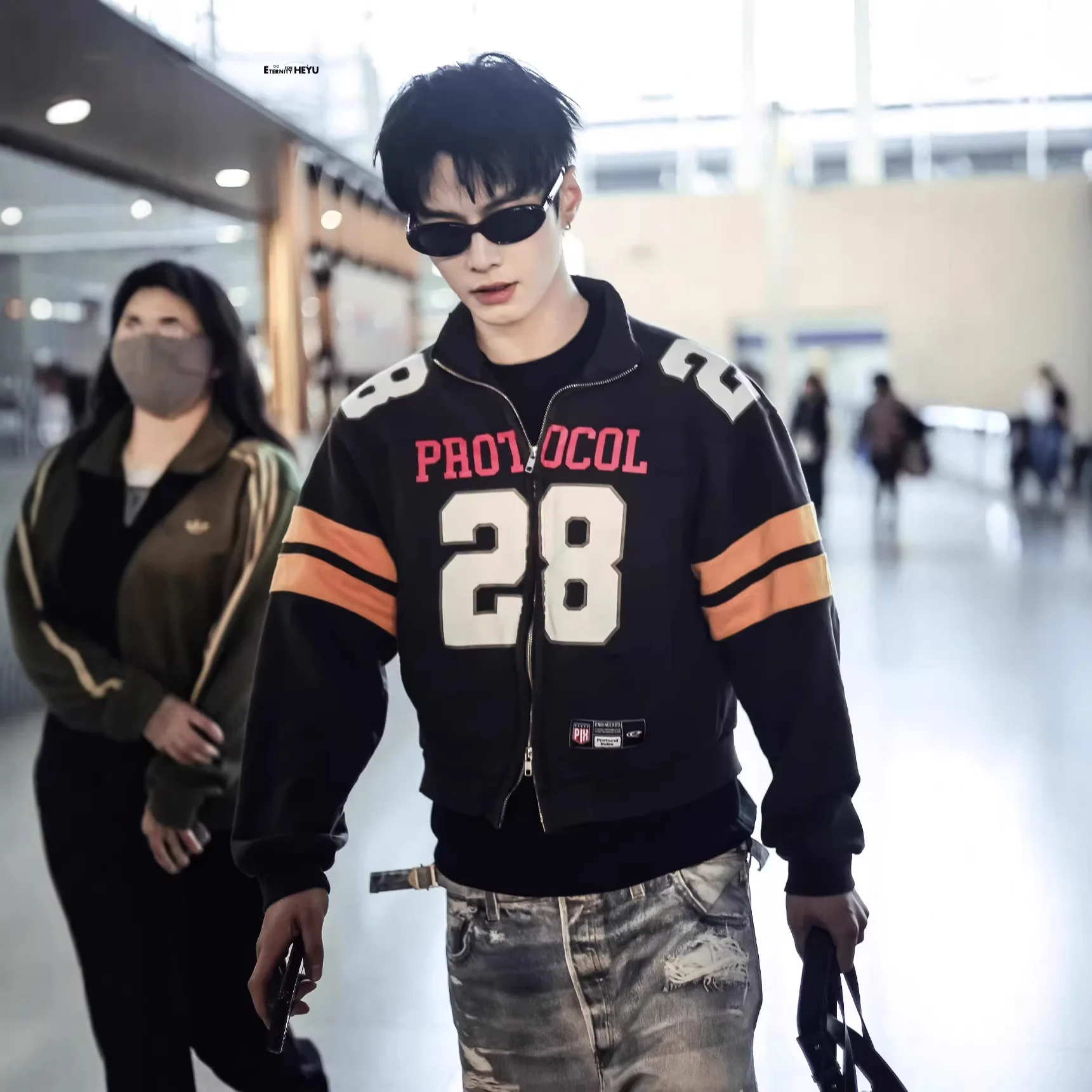 2025 Grailz new football jersey with a stand-up collar, distressed letter print jacket, coat, sweater Project G/R
2025 Grailz new football jersey with a stand-up collar, distressed letter print jacket, coat, sweater Project G/R